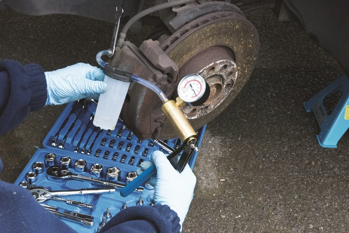 Silverline Kit Purge Liquide De Frein Avec Pompe à Vide Pour Systèmes De Freinage Et D'embrayage Auto 4 Silverline Kit Purge Liquide De Frein Avec Pompe à Vide Pour Systèmes De Freinage Et D'embrayage Auto – Image 2