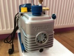 Pompe à Vide 2 étages Value 128 L/m Avec électrovanne Et Vacuomètre -SILVERLINE Ventes pompe pour faire le vide dans les tuyaux de clim 2